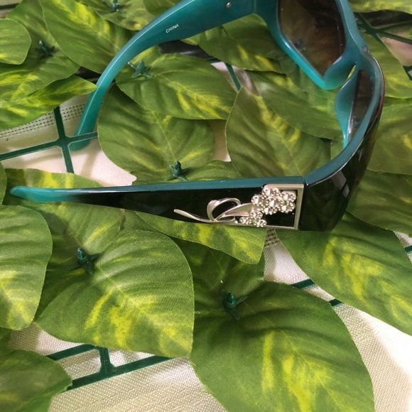 Gorgeous Turquoise Sunglasses with Silver Embellished Sides - Picture 8 of 9